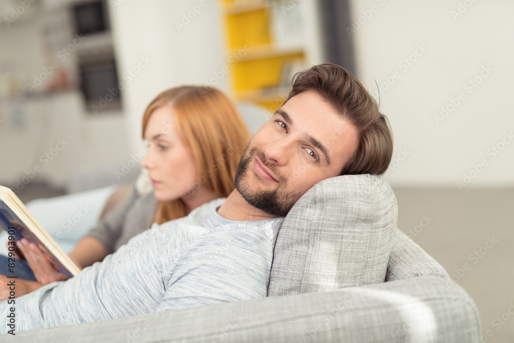 paar entspannt zuhause auf dem sofa paar entspannt zuhause auf dem sofa