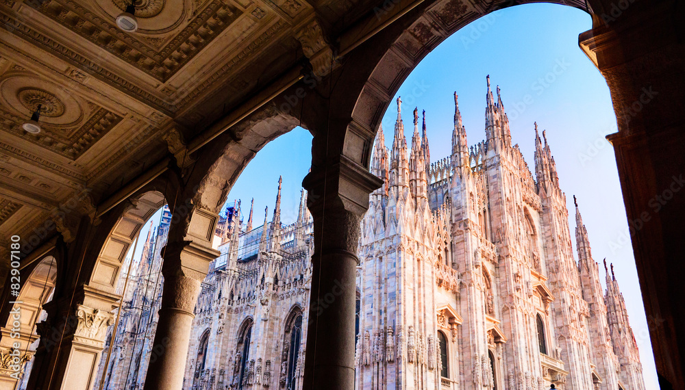 Obraz premium Katedra w Mediolanie, Włochy. Symbol. Piękny zachód słońca