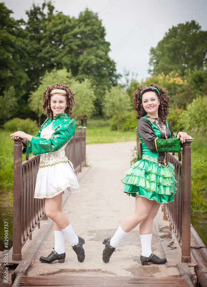 Obraz premium Two young beautiful girl in irish dance dress posing outdoor