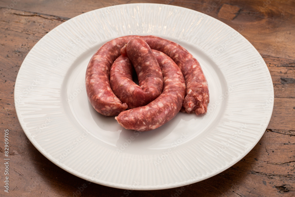 Fototapeta premium salsiccia in un piatto di un ristorante