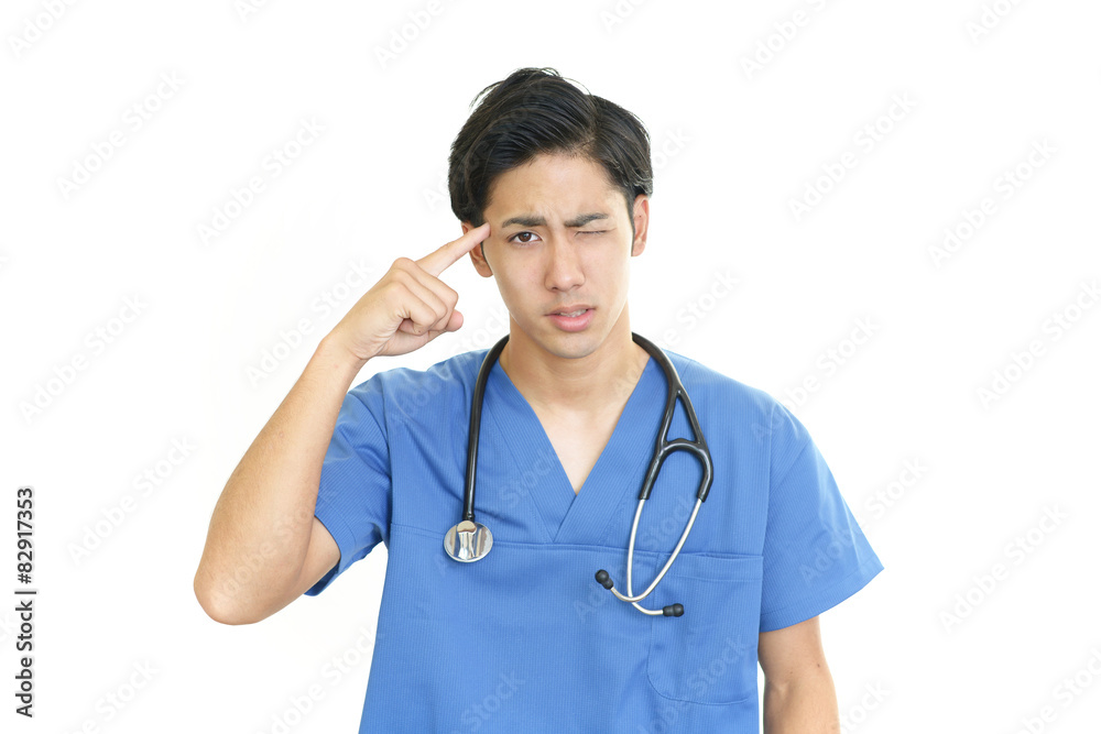 疲れた表情の医師