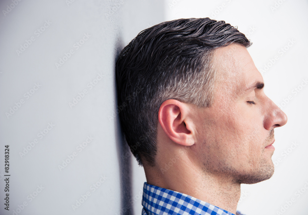 Obraz premium Relaxed man leaning on the wall