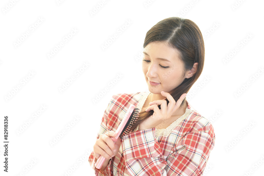ヘアケアをする女性 ヘアケアをする女性