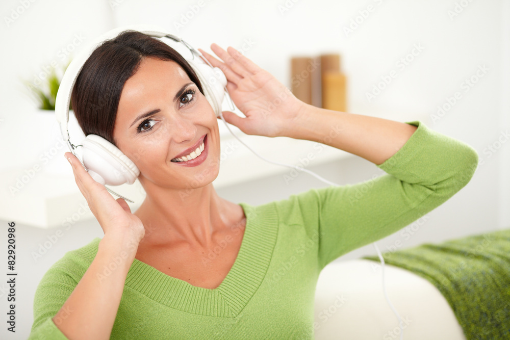 Naklejka premium Happy young woman listening to music