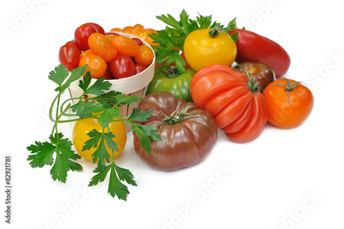 tomates de formes et de couleurs différentes sur fond blanc