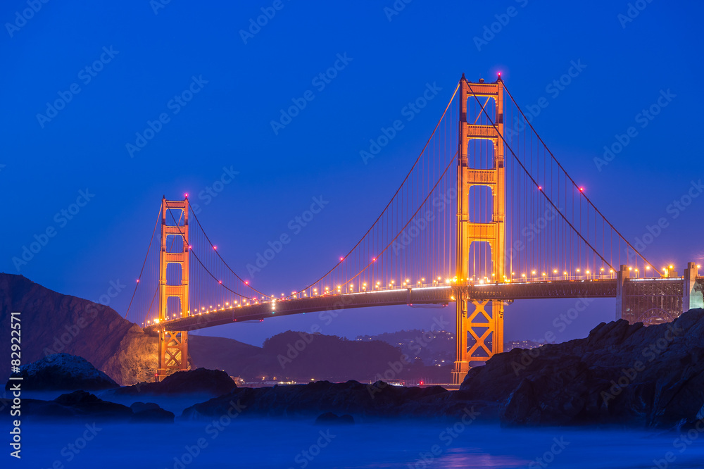 Fototapeta premium Golden gate at night in San Francisco