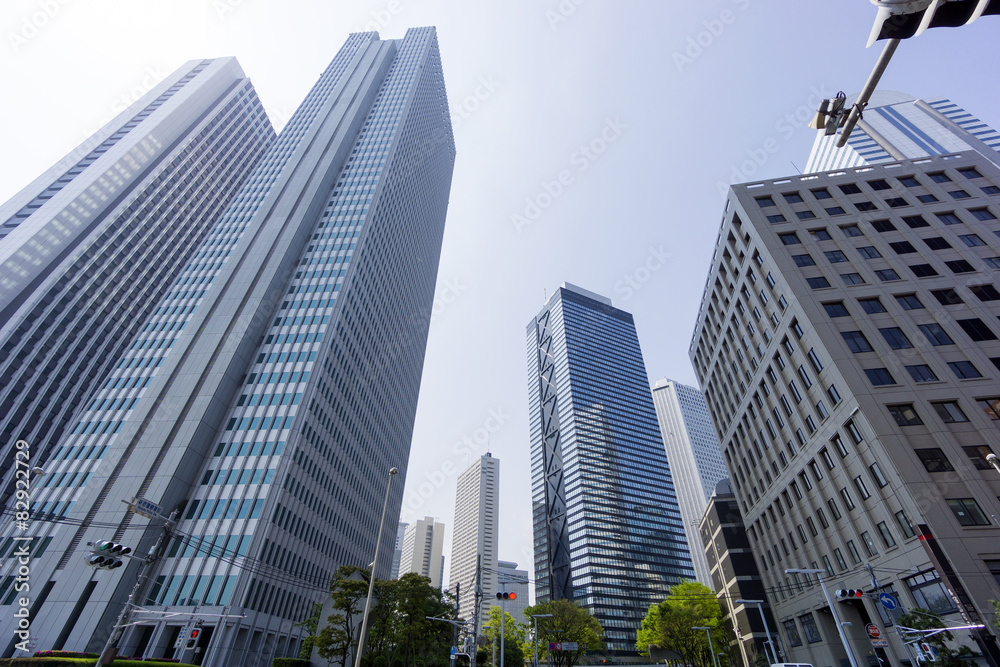 新宿警察署と新宿高層ビル群