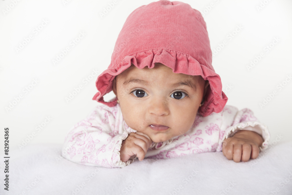 Bebita con gorro rosa y cara divertida Bebita con gorro rosa y cara divertida