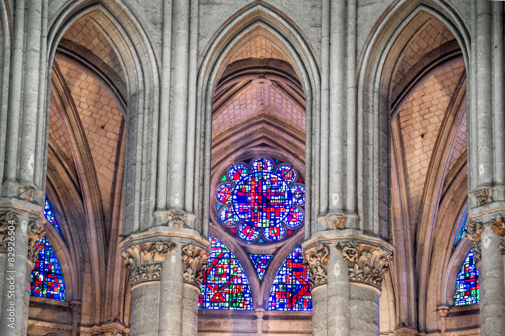 rosace-au-coeur-de-la-cath-drale-st-pierre-de-beauvais-stock-photo