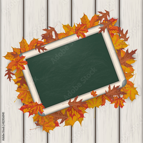 Kreidetafel Herbstlaub Holztisch