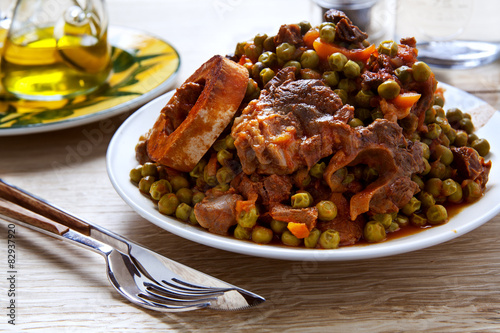 Fotografia osso buco with green peas