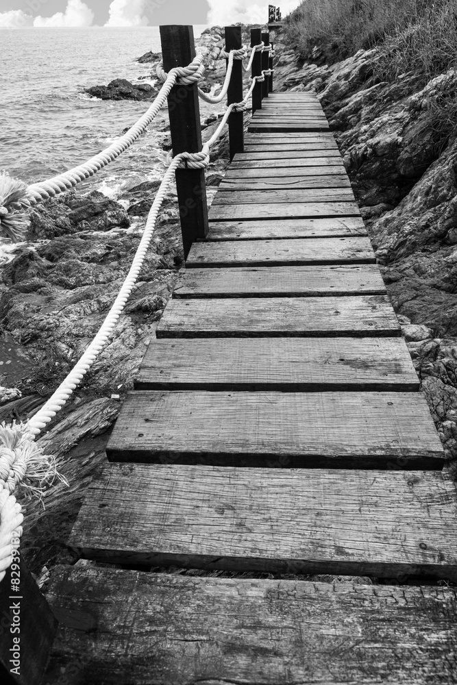 Obraz premium Wood bridge the sea black and white