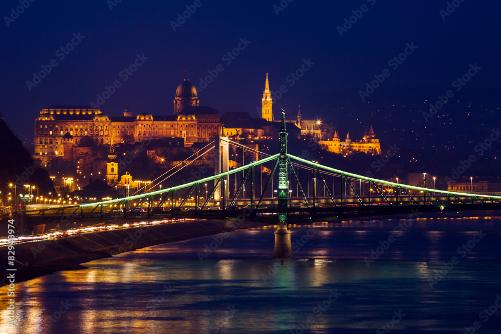 Obraz premium Night view of Budapest