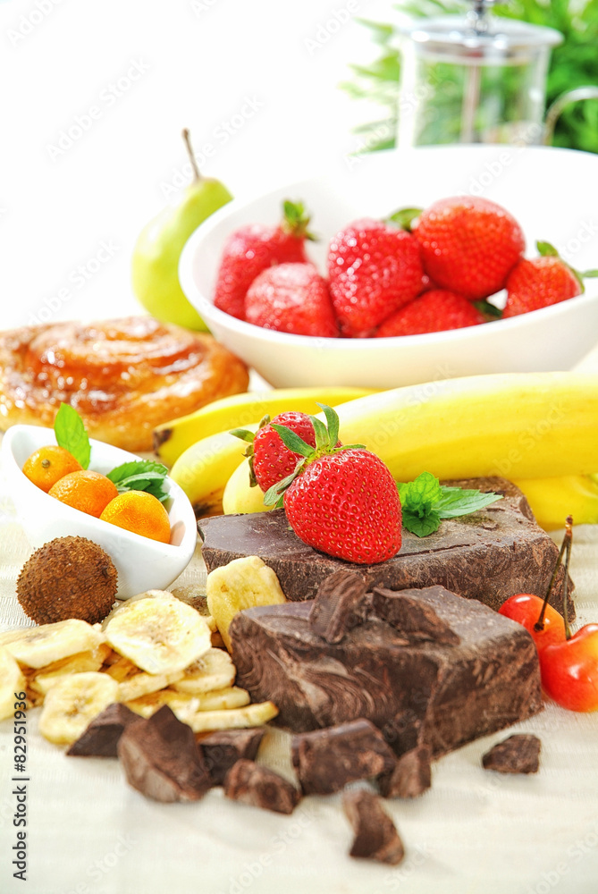 Fototapeta premium Thématique petit déjeuner ensoleillé, chocolat et fruits frais.