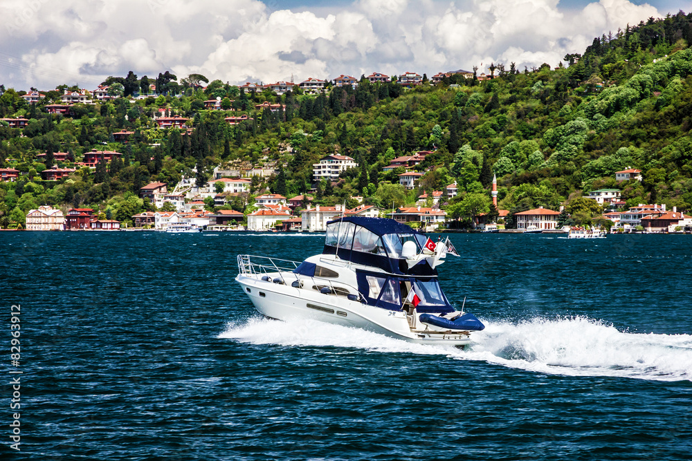 Fototapeta premium Motor boat and sea front, Bosphorus, Istanbul, Turkey