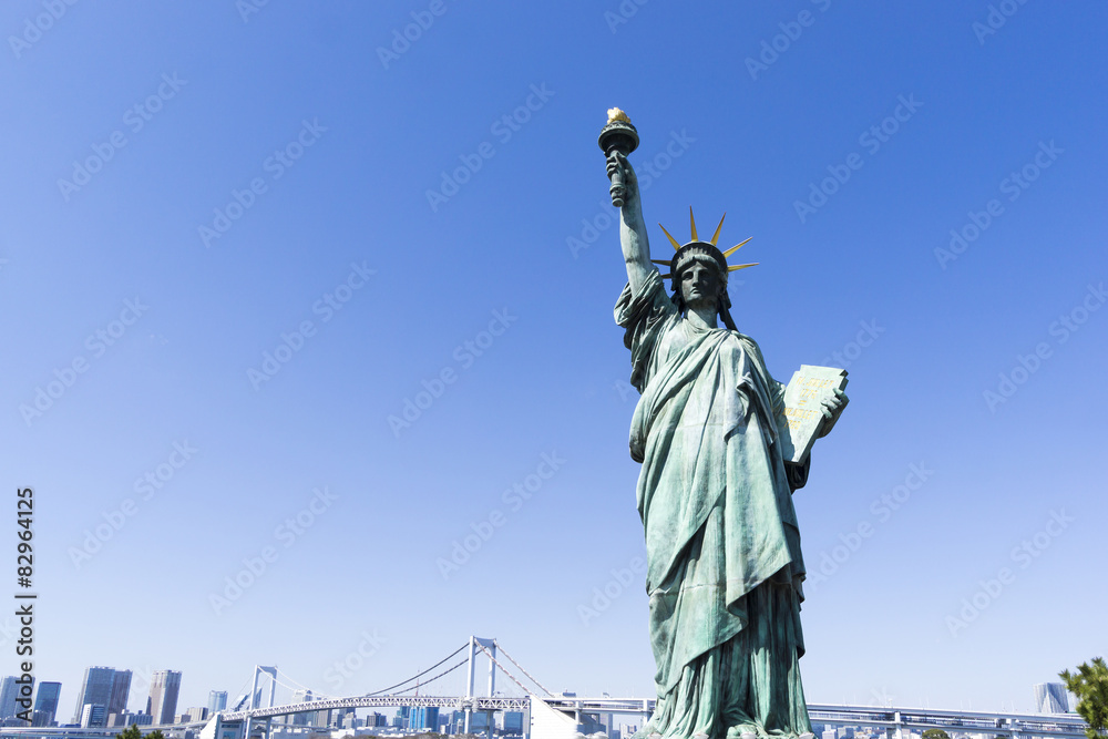 Fototapeta premium お台場 自由の女神像とレインボーブリッジ 快晴青空 東京オリンピック競技会場