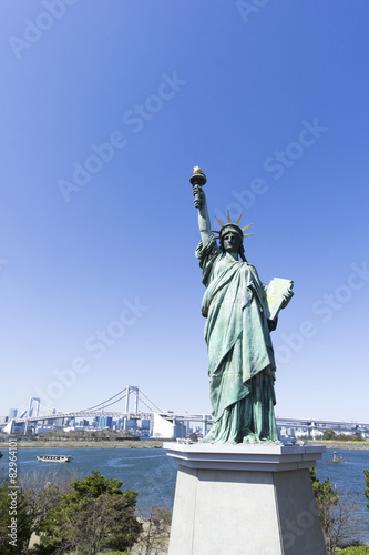 お台場 自由の女神像とレインボーブリッジ 快晴青空 東京オリンピック競技会場