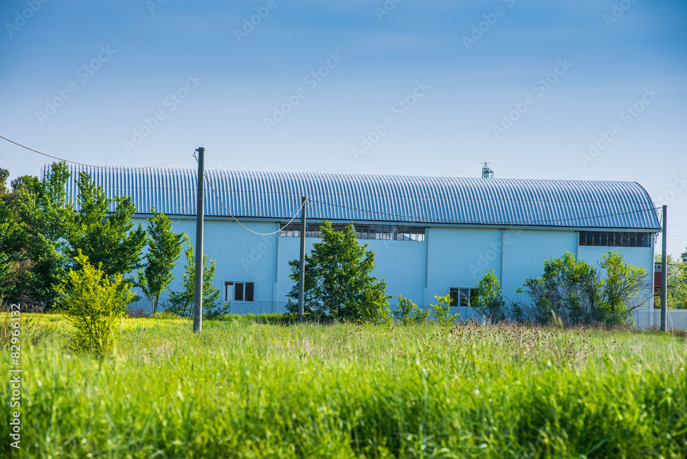 Capannone, edificio industriale, fabbrica in campagna Capannone, edificio industriale, fabbrica in campagna