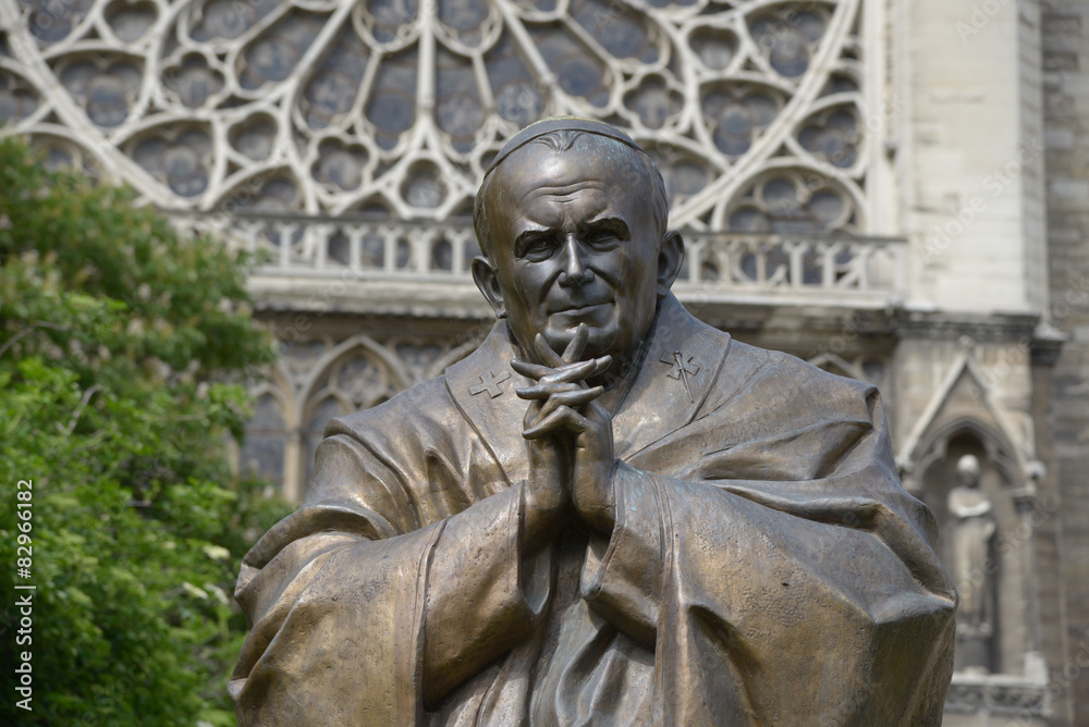 statue de Jean-Paul II devant Notre-Dame de Paris