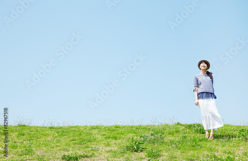 丘に立つ女性 © siro46