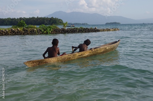 enfants en pirogue