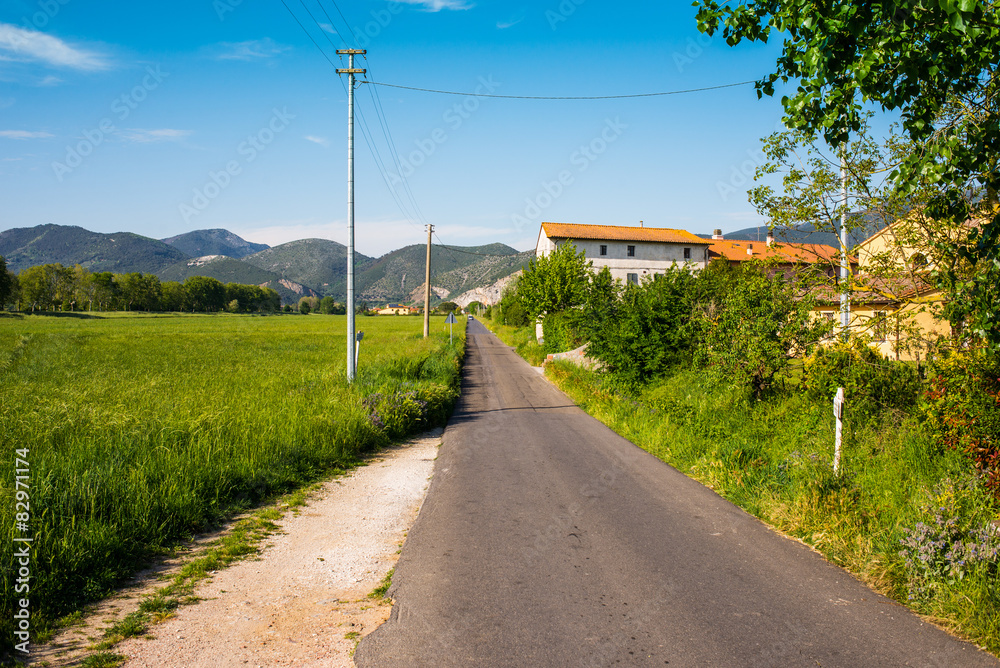 Strada di campagna, prati colline, Paesaggio Toscana