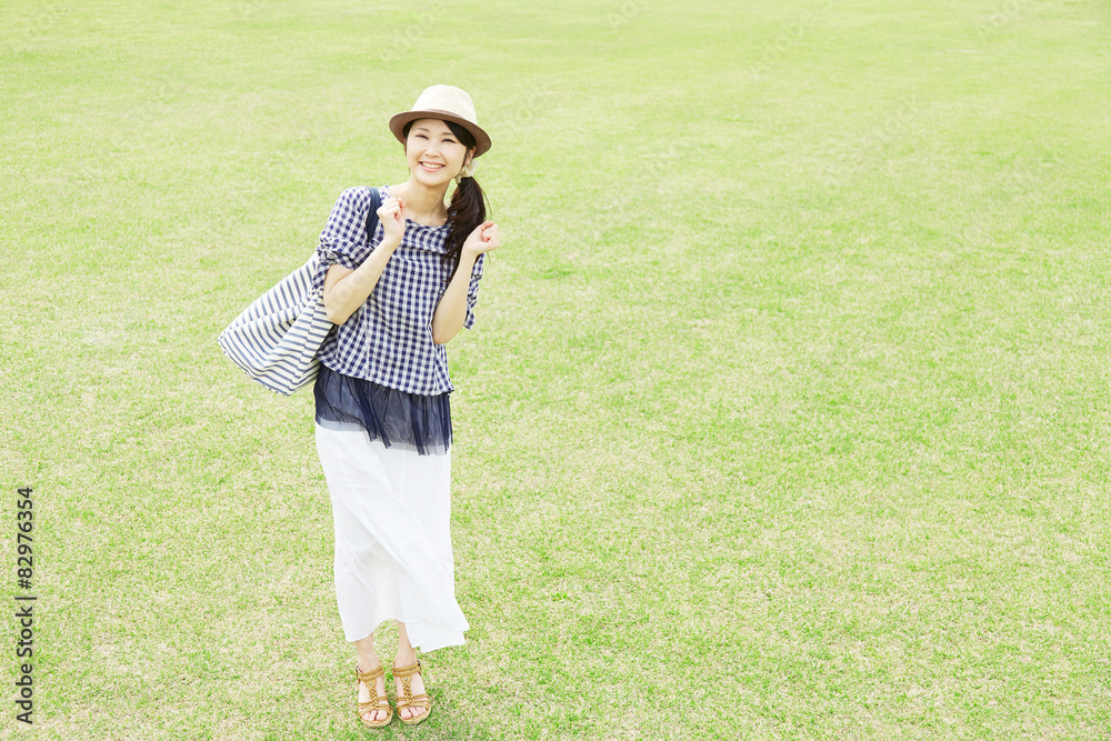 Fototapeta premium 散歩する女性