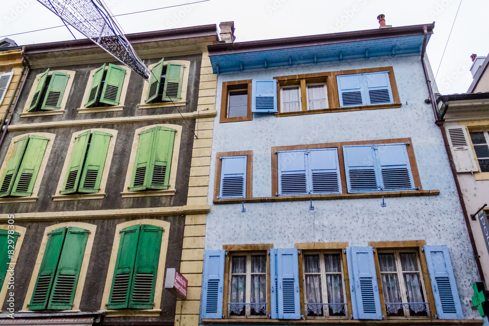 Fototapeta premium Façades d'immeubles verts et bleus