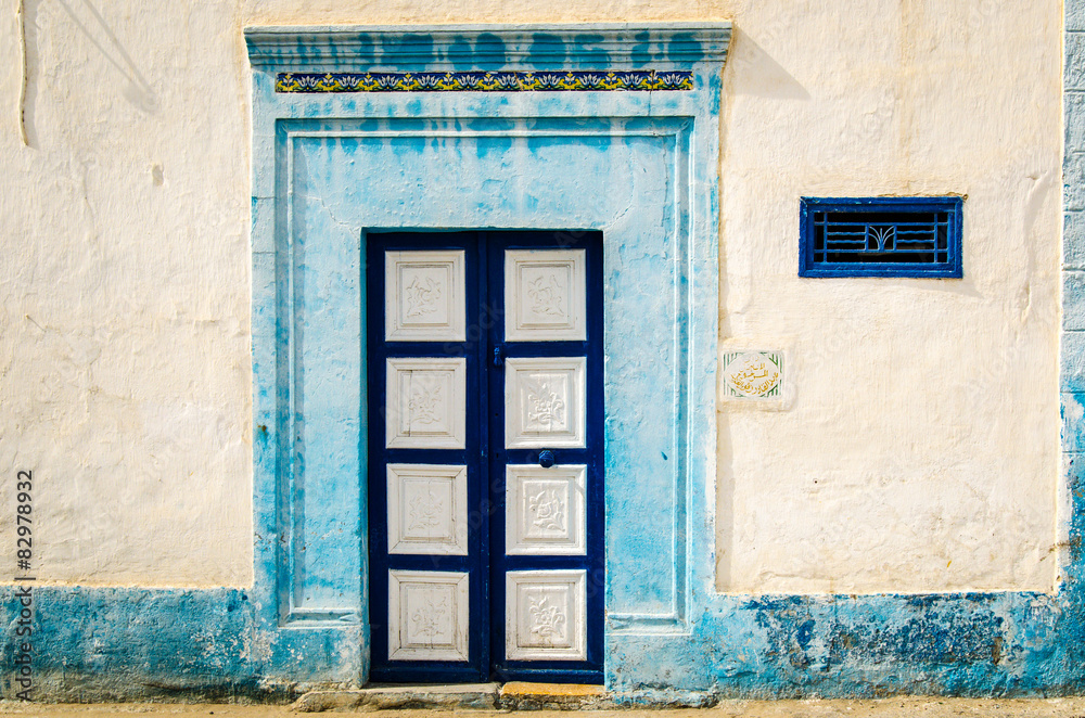 Fototapeta premium blau weiße Arabische Tür in weißer Wand