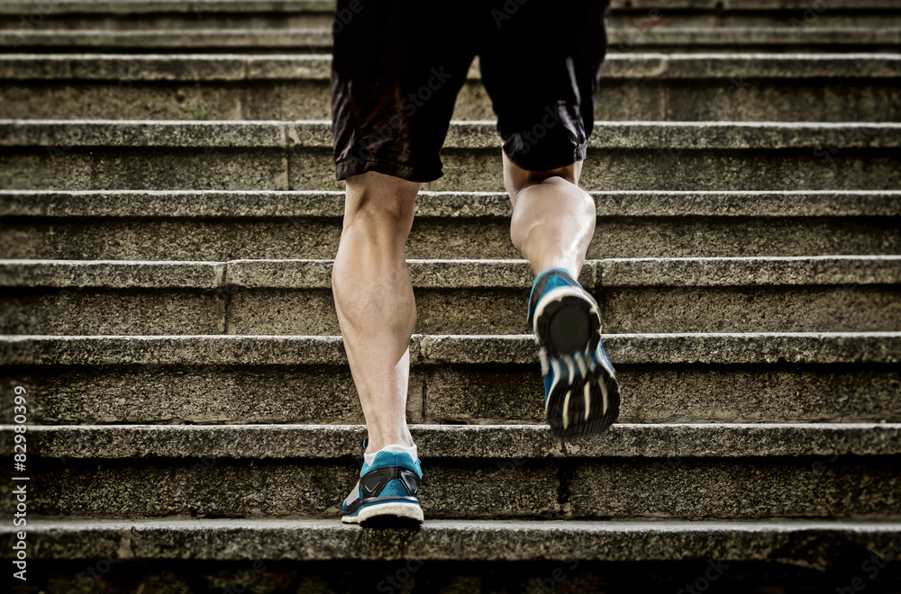 Подъем по лестнице. Бега по лестнице. Бег по лестнице. Ноги идут по ступенькам. Бега по лестнице.