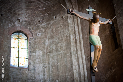 Fotografia Statua di Gesù Cristo crocefisso sospesa in una chiesa