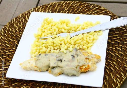 Quadro em tela escalope de volaille à la crème,champignons et coquillettes