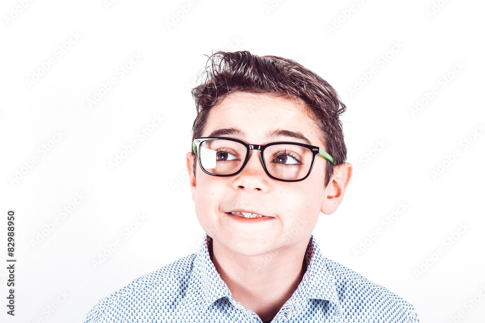 Bambino con occhiali