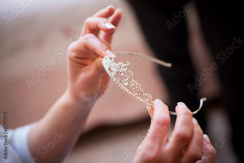 Mani con diadema nuziale per la  acconciatura da sposa photo
