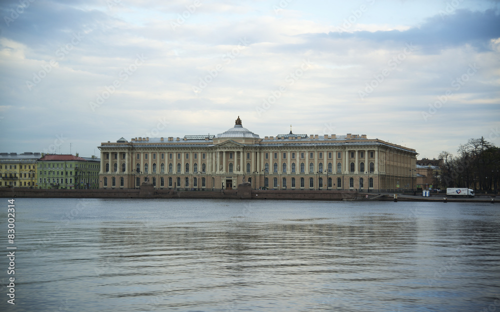 Вид с реки Невы на набережную в городе Санкт-Петербурге