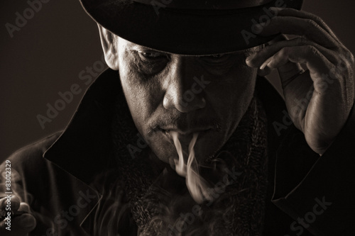 Fotografi Cold blooded assassin smoking cigarette