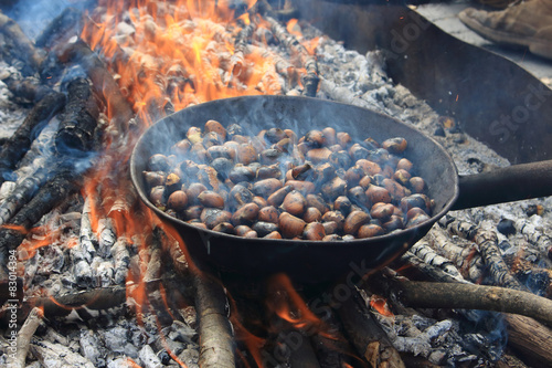 cottura castagne sul fuoco photo