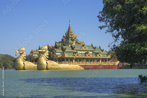 ヤンゴンのカンドーヂ湖とカラウェイ・パレス