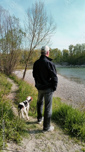Mann mit Hund am Fluss