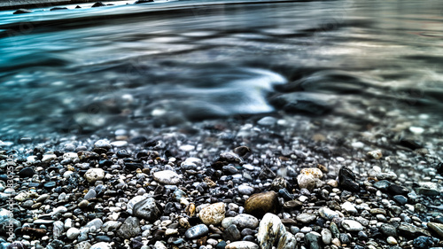 Steine am Fluss unter dem Wasser in HDR