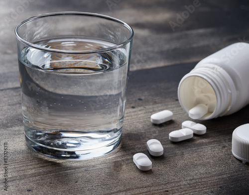 Obraz na płótnie Medicine pills on old wooden table w salonie