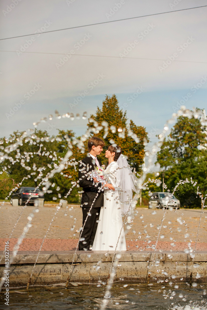 Obraz premium Bride and groom in the park