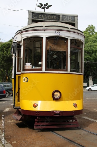  gelbe Straßenbahn in Lissabon