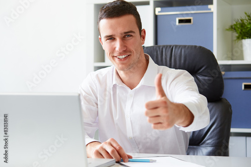 Foto Businessman working on laptop