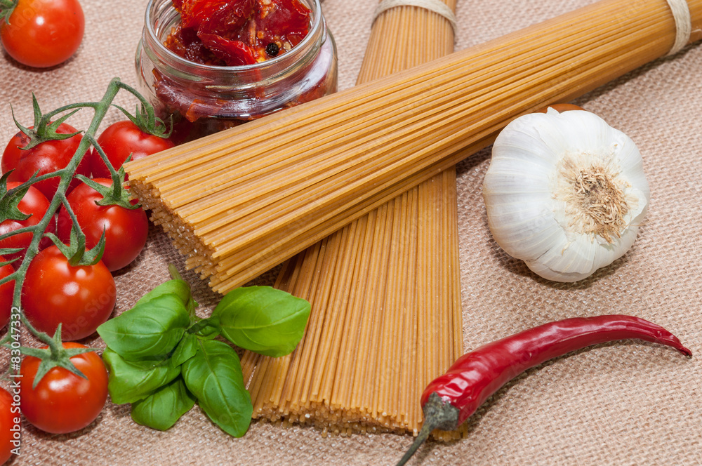 Espaguetis, tomates cherry, ajos, albahaca y chili
