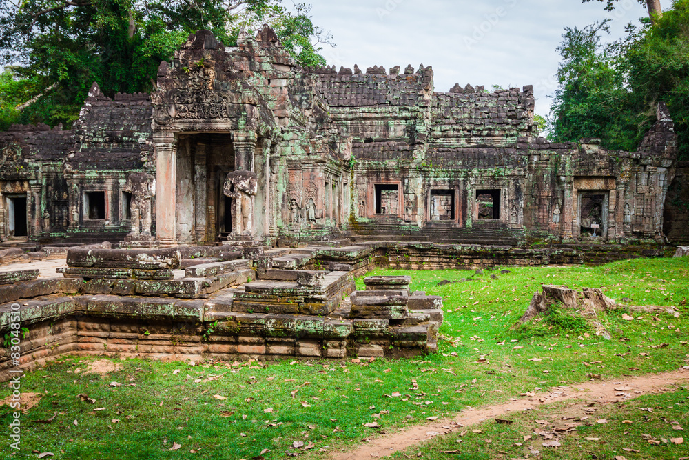 Fototapeta premium Ruins of Pra Khan Temple in Angkor Thom of Cambodia