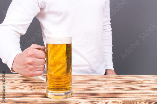 Mann hält Bier in der Hand 