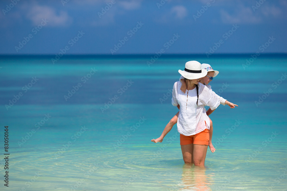 Obraz premium Little girl and young mother during beach vacation