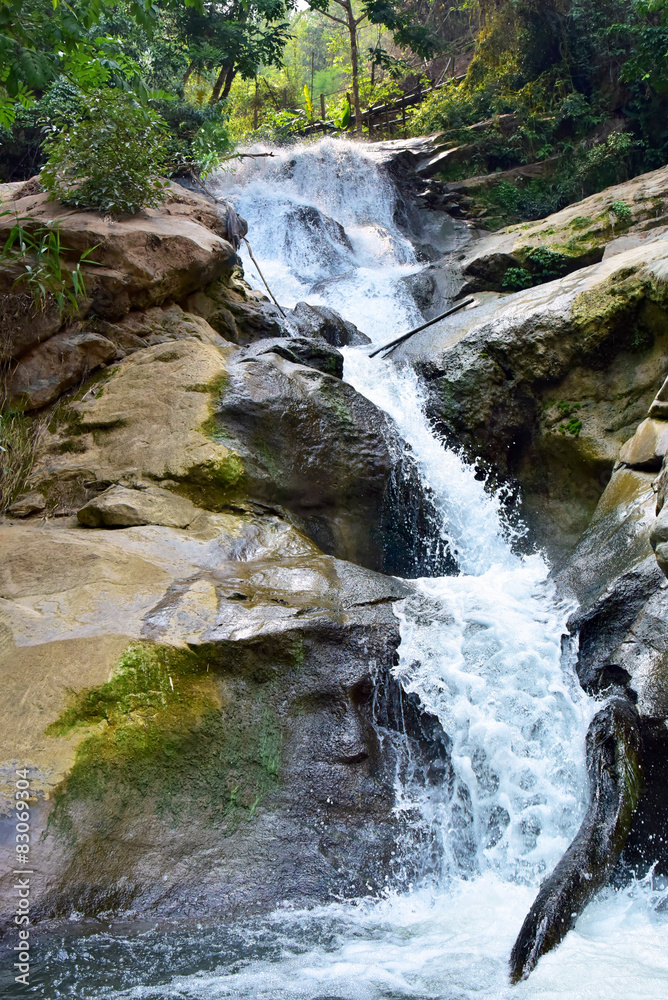 The waterfall flows down from on high The waterfall flows down from on high