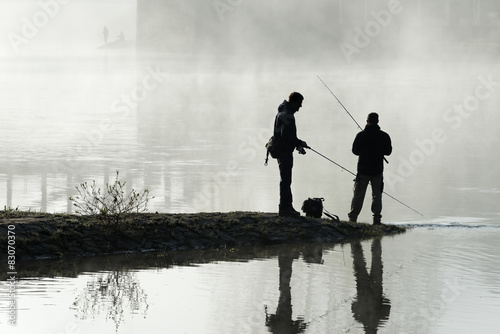 Angler am Fluss Frühnebel